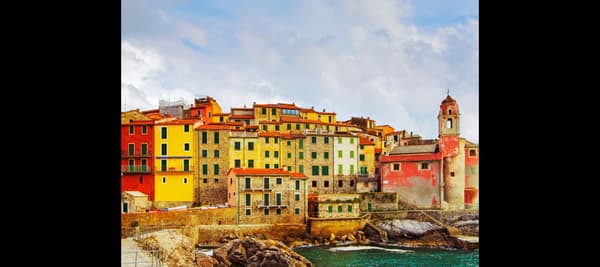 絵の中で最も目につく色は？