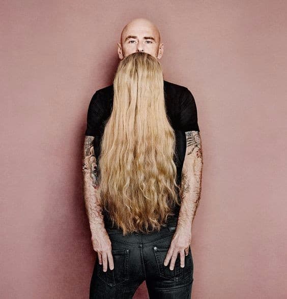 この写真には何人の人がいますか？