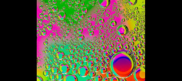 絵の中で、一番最初に目につく色は何色ですか？