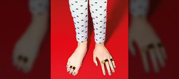 写真の中で、最も不自然だと感じるところを選択してください！