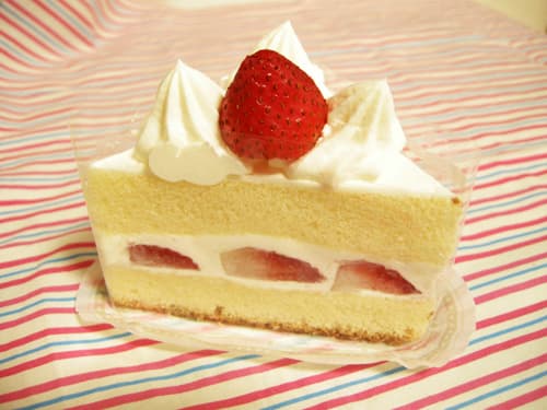 注文したケーキが運ばれてきました！一番初めに食べる部分は？