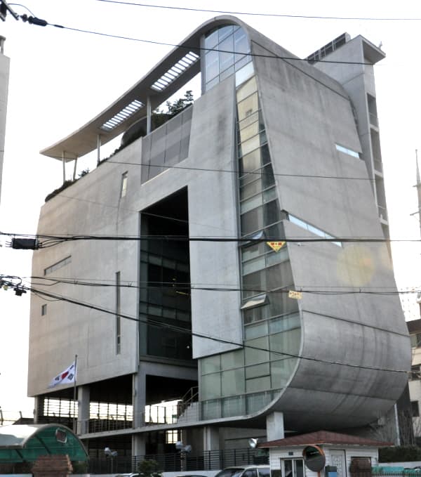 今日はYGエンターテインメントに初出勤！ただのインターンだけど、緊張しすぎて昨夜は寝そびれた。でもYGへの初出勤って、緊張して当たり前か！