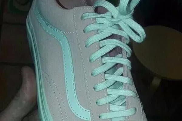 신발이 어떤 색으로 보이시나요?