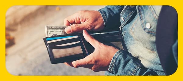 길에서 지갑을 주웠다. 주운 사람이 유용하게 쓰길 바란다는 메모와 함께 ㅡㅡㅡㅡ가 들어 있다.