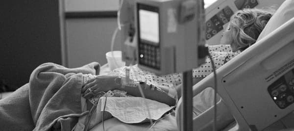 목숨이 위태로운 상황에 처해있는 당신, 어느날 천사가 당신앞에 나타났습니다.