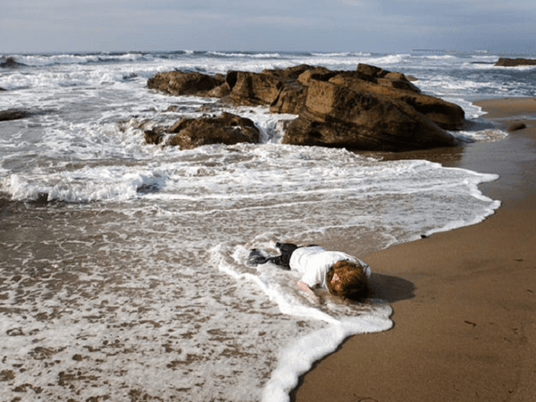 비행기가 추락했다! 정신을 차린 당신의 첫 행동은?!