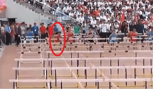 왼쪽 두번째 선수가 넘어뜨린 허들의 개수는? (동그라미 표시)